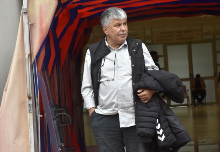 Ba�kan Esat �bret g�revi b�rakt�